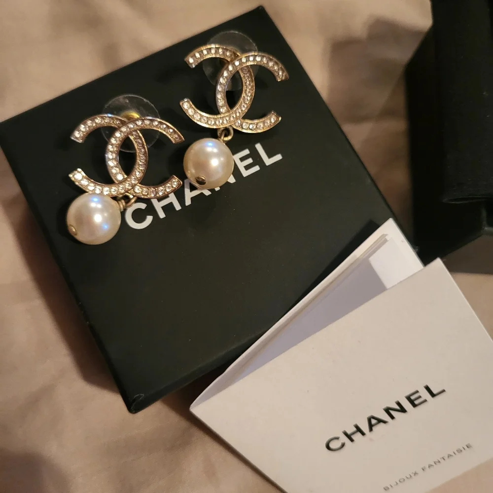 CHANEL Gold CC Crystal Pearl Drop Earrings - Picture 3 of 5